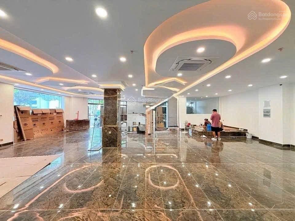 Cho thuê mặt bằng lô góc 200m2 có hầm để xe giá 45 triệu/tháng