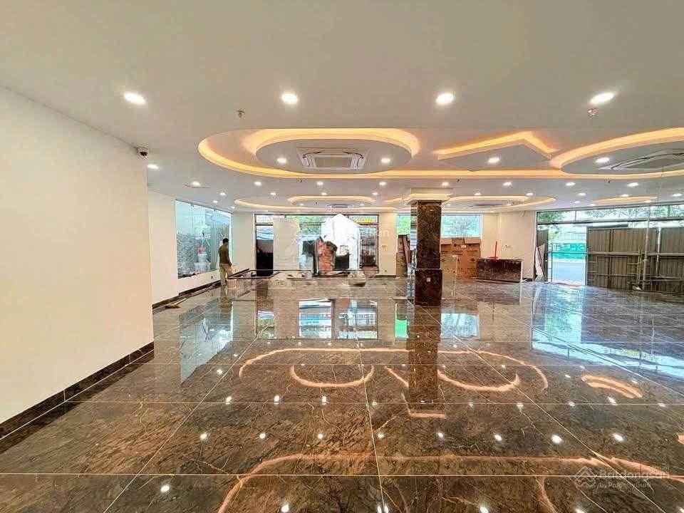 Cho thuê mặt bằng lô góc 200m2 có hầm để xe giá 45 triệu/tháng