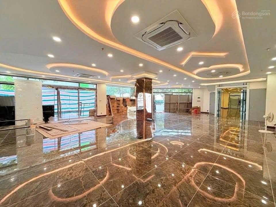 Cho thuê mặt bằng lô góc 200m2 có hầm để xe giá 45 triệu/tháng
