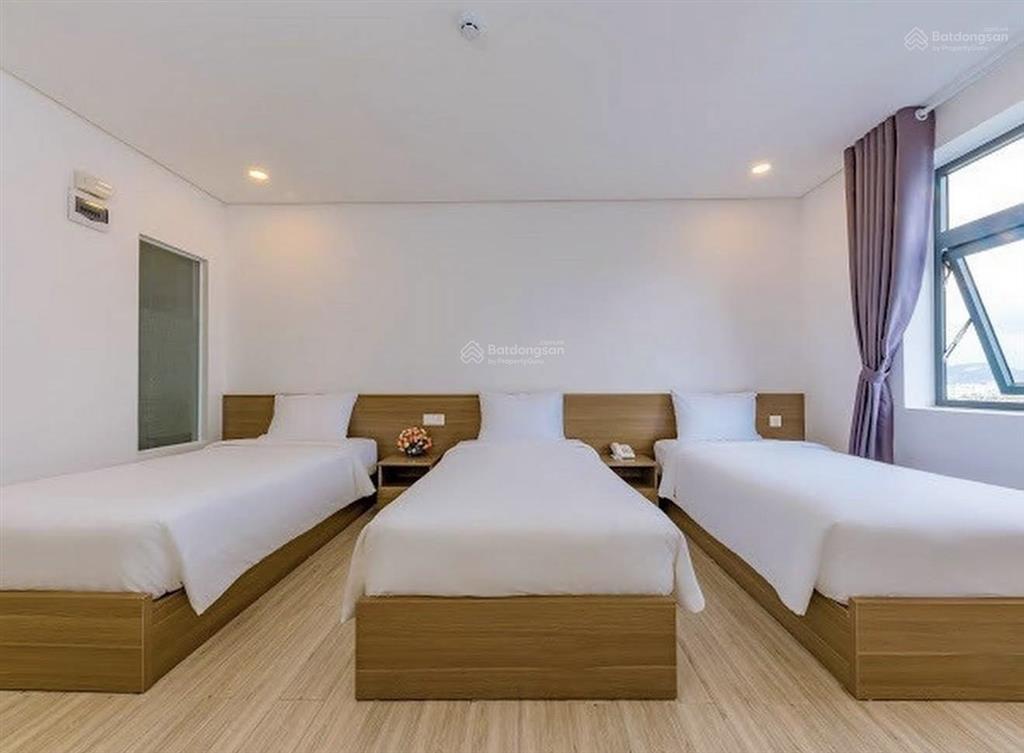 Cho thuê toà khách sạn lô góc 40 phòng sẵn pccc, hệ thống điện năng lượng sát đường vành đai