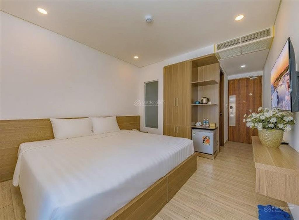 Cho thuê toà khách sạn lô góc 40 phòng sẵn pccc, hệ thống điện năng lượng sát đường vành đai