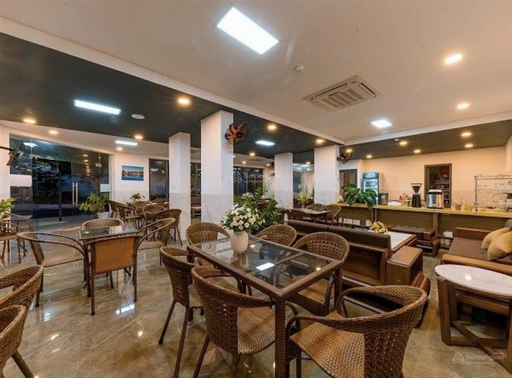 Cho thuê toà khách sạn lô góc 40 phòng sẵn pccc, hệ thống điện năng lượng sát đường vành đai