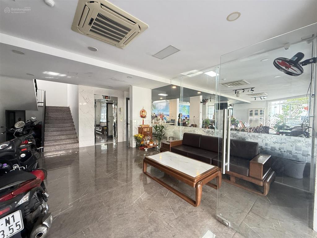 Cho thuê toà khách sạn lô góc 40 phòng sẵn pccc, hệ thống điện năng lượng sát đường vành đai