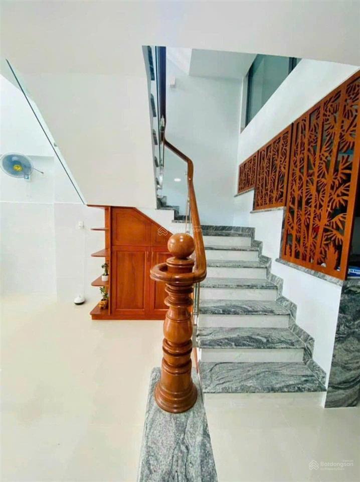 Bán gấp nhà 2 lầu 5x20m ngay chợ bình chánh đang cho thuê 25 triệu/tháng