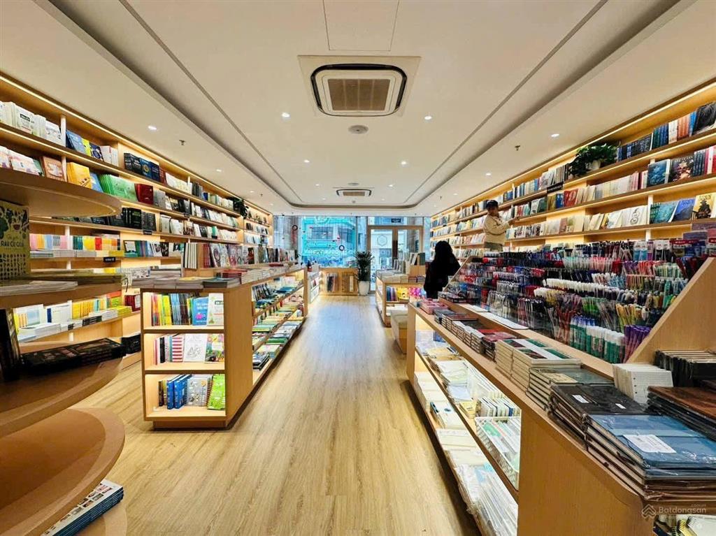 Một trong số ít  nhà mp lê đức thọ 145m2, 9t lô góc  giá 137 tỷ  cho thuê 300tr/ tháng