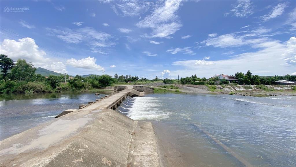 Đất mặt tiền quy hoạch 10m, chiều dài 100m mặt tiền đường. 11080m2