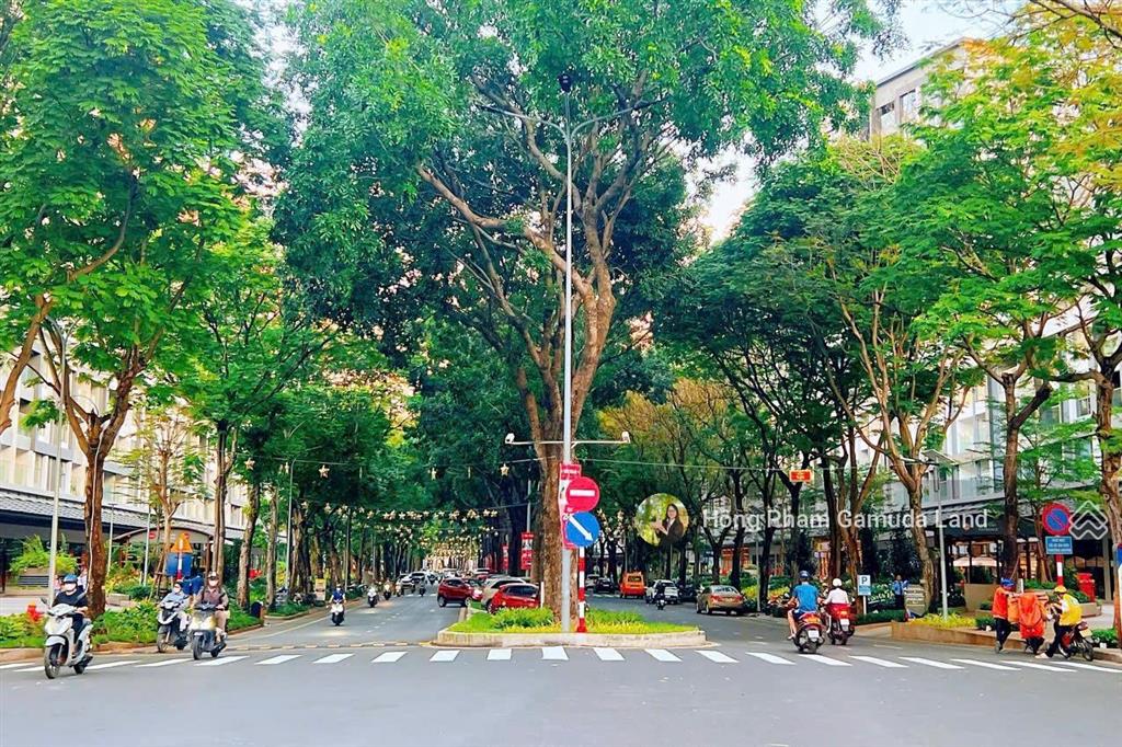 Centery 2 ngủ+, 96m2  block c3, tầng trung vừa tầm view hồ bơi trung tâm  hướng đông nam