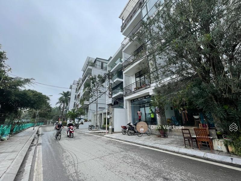 350m2, mt 12m, nở hậu nhẹ, giá 350 tỷ, mặt đường vip