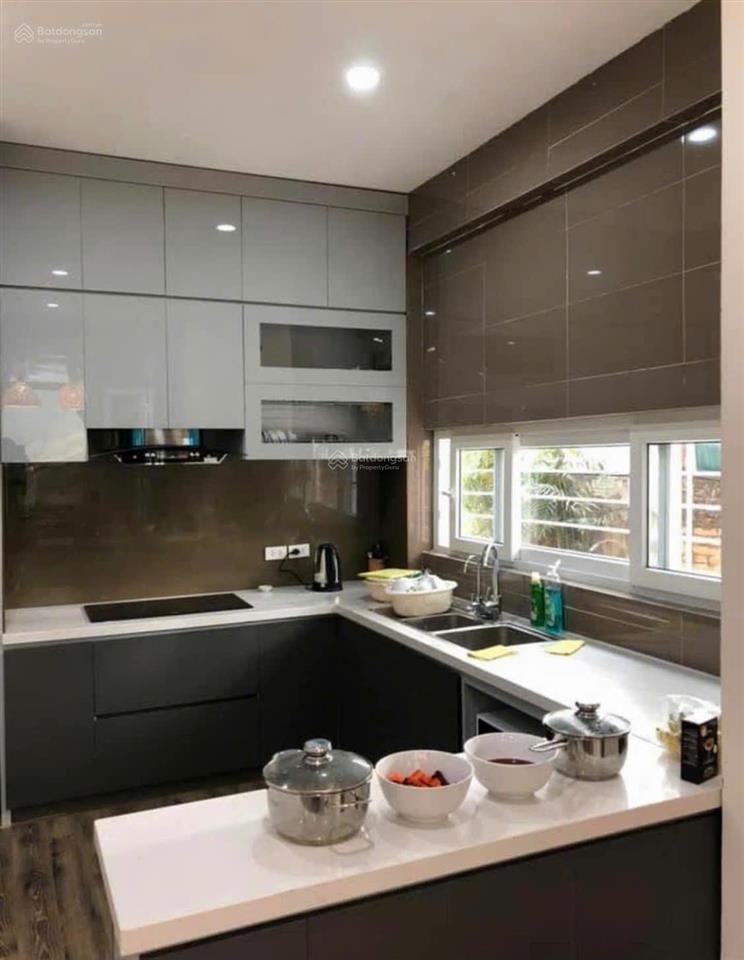 Nguyên căn sát hồ tây, 100m2, 10 tr/tháng, vào ở ngay