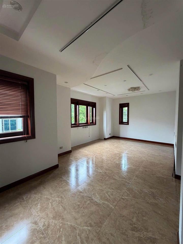 1 hầm 4 nổi, 150m2, mt 9m, đường 2 ô tô, giá 45 tr/tháng