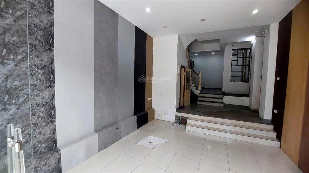 Vỉa hè đá bóng, ô tô tải đỗ vỉa hè, mp nguyễn xiển kinh doanh tấp nập, 55m2 x 5t, 30tr