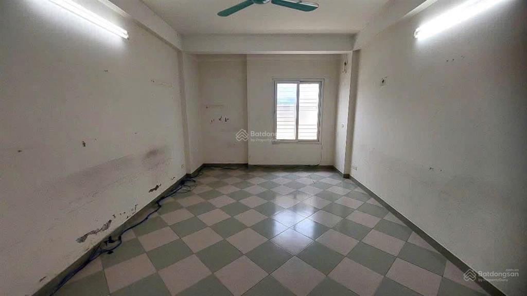 Vỉa hè đá bóng, ô tô tải đỗ vỉa hè, mp nguyễn xiển kinh doanh tấp nập, 55m2 x 5t, 30tr
