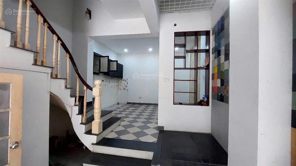 Vỉa hè đá bóng, ô tô tải đỗ vỉa hè, mp nguyễn xiển kinh doanh tấp nập, 55m2 x 5t, 30tr