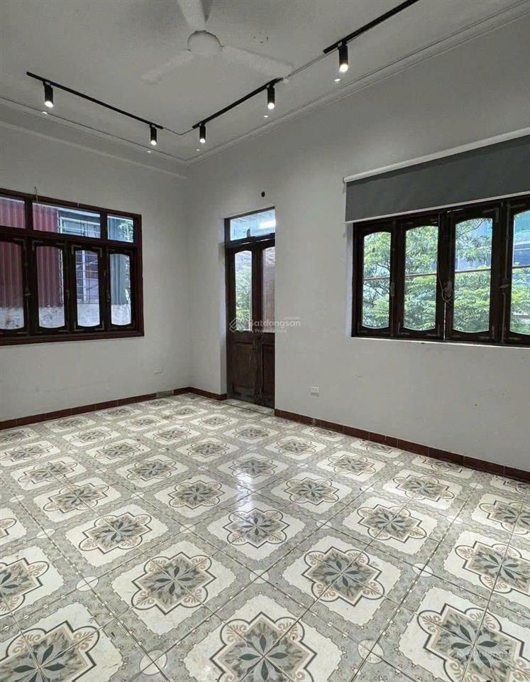 Đường ô tô qua lại, kinh doanh, 2t đẹp phù hợp làm vp, kd sạch sẽ, 8 tr