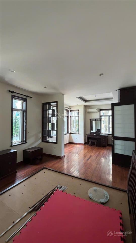 Căn góc! ciputra 320m2, full nội thất xịn, 4 ngủ, 4 vs, giá 3500 đô
