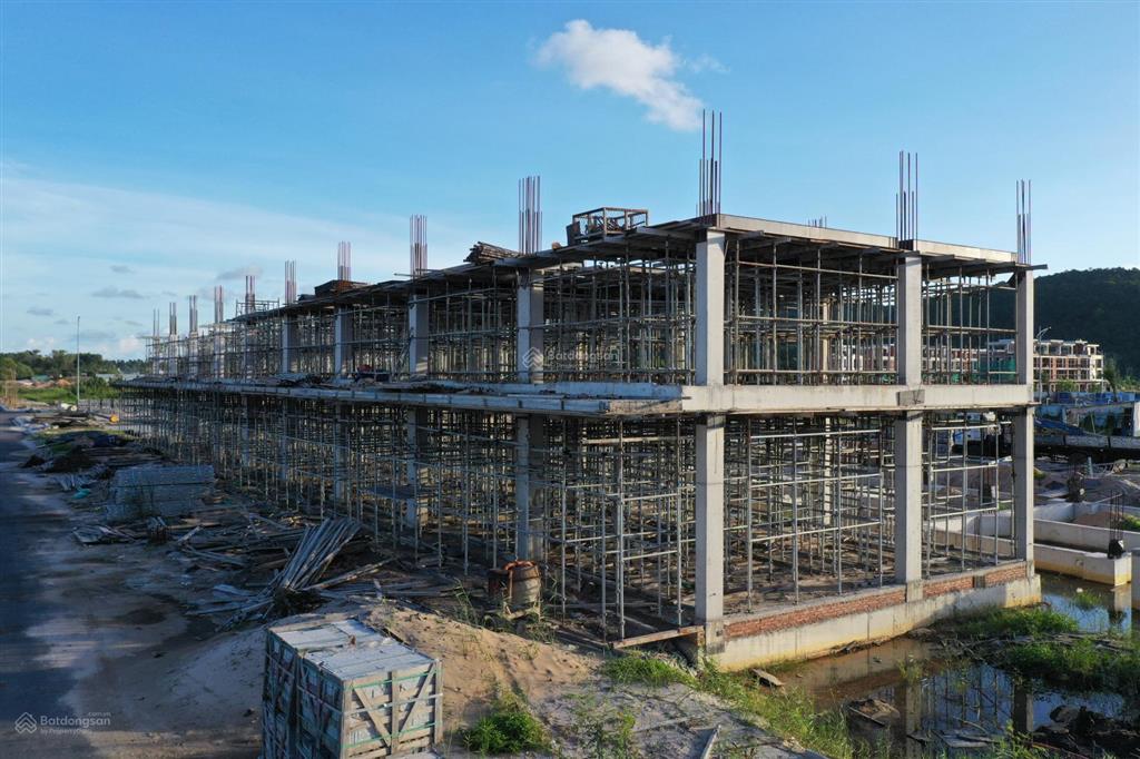Sở hữu ngay căn nhà phố 5 tầng có sổ đỏ lâu dài tại phú quốc nằm ngay trục đường huyết mạch đt975