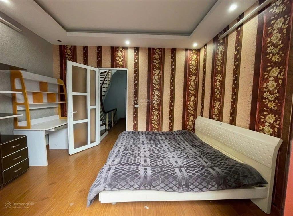 Cho thuê nhà ngõ 444 thụy khuê tây hồ hà nội
diện tích  70m2 x 3 tầng 1 tum, không gian rộng rãi