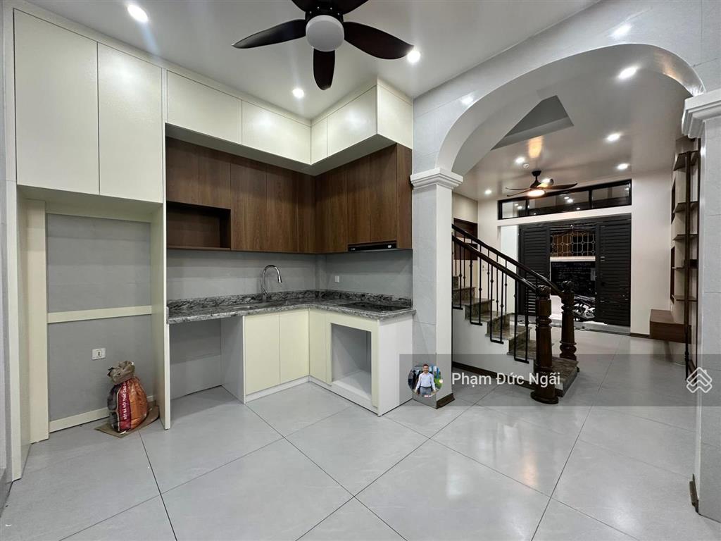 Bán nhà phố tôn thất tùng trung tâm đống đa 42m 6 tầng mặt tiền 4m 50m ra mặt phố chỉ việc về ở