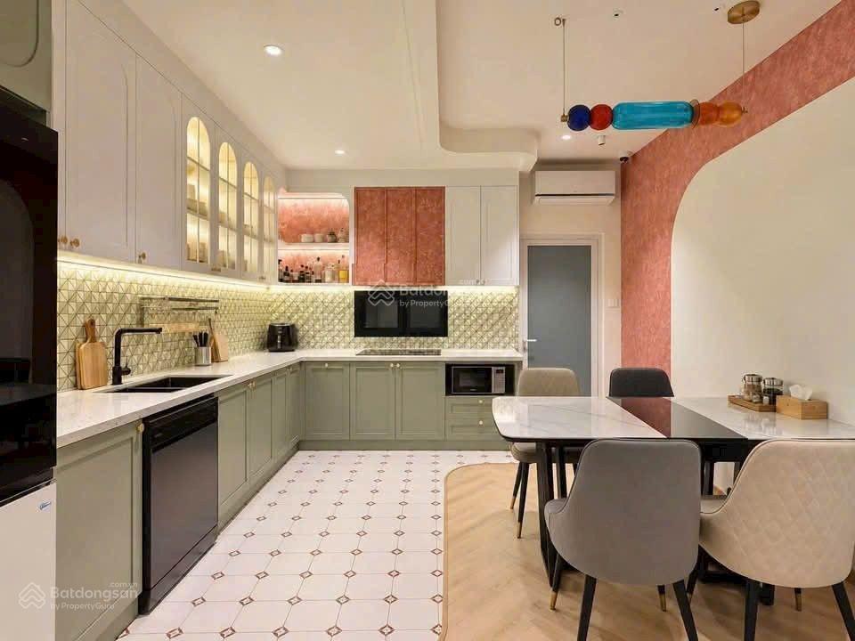 Bán nhà, nguyễn khánh toàn  45m2  5 tầng  ô tô ngủ trong nhà, kinh doanh, nhà đẹp, ở ngay