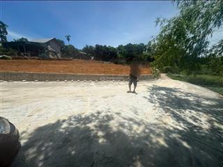 Em có mảnh đất dt gần 1000m2 có thổ cư và cln cần bán. tại trung lạc đoài phương. sẵn sổ