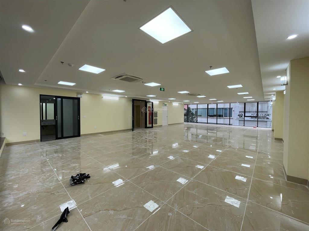 Ngã 3 lê văn lương hoàng ngân. 212m2 x 9 tầng. mặt tiền 12m