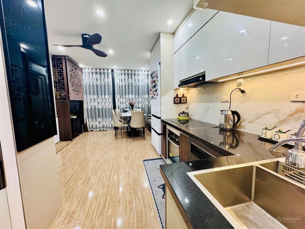 Ngay hồ tùng mậu 7 tầng có thang máy, full nội thất chỉ việc xách vali gần ga tàu trên cao