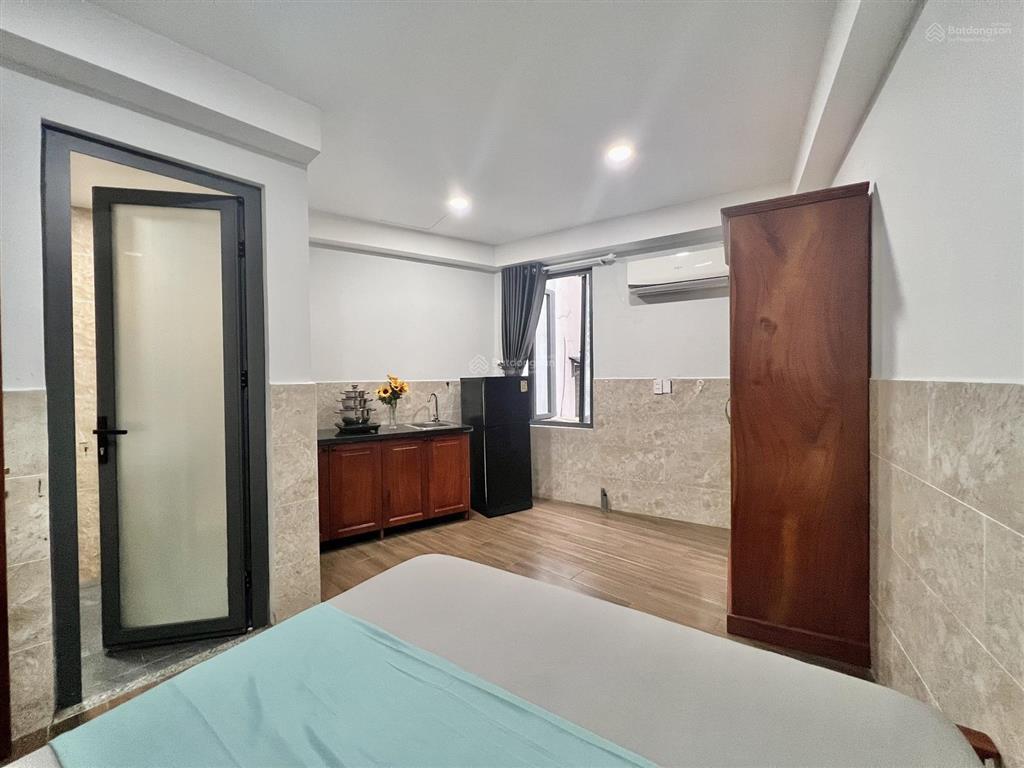Ngay ngã 4 hoàng quốc việt  phòng thoáng, full nội thất