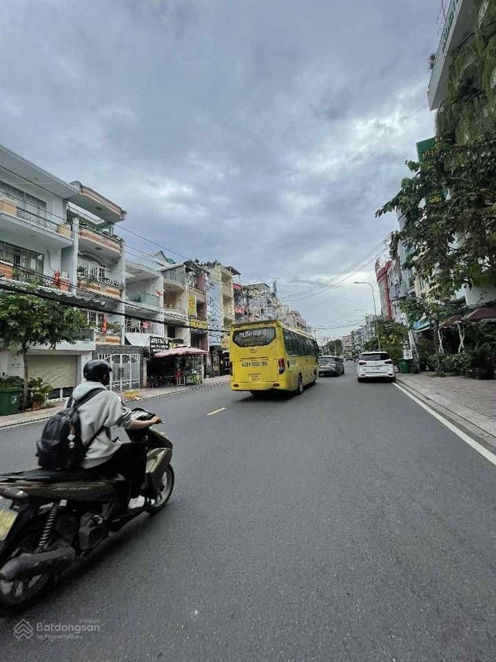 Mặt tiền kd 8x18m cạnh metro bình phú. nhỉn 17 tỉ
