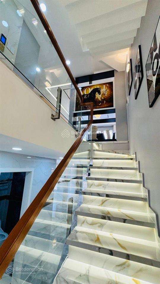 Nhỉn 7 tỉ  cạnh nt phaolo  5 tầng 4x18m full nội thất sang trọng.