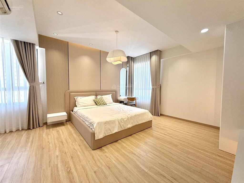 Chính chủ bán gấp 3pn căn ghép 16,5 tỷ, 141m2, ban công rộng, masteri thảo điền.  0909 634 *** sang