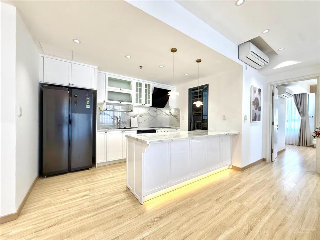 Chính chủ bán gấp 3pn căn ghép 16,5 tỷ, 141m2, ban công rộng, masteri thảo điền.  0909 634 *** sang