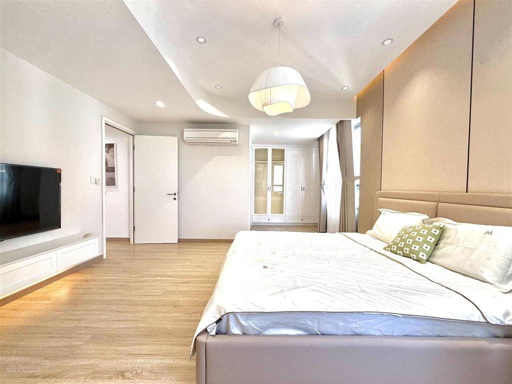 Chính chủ bán gấp 3pn căn ghép 16,5 tỷ, 141m2, ban công rộng, masteri thảo điền.  0909 634 *** sang