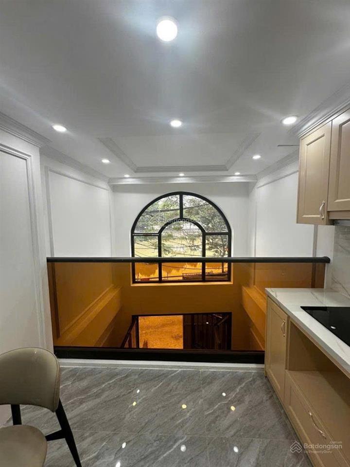 Nhà đẹp mặt hồ ô tô tránh thoáng mát gần trường gần chợ thuận tiện đi lại 6 tầng thang máy siêu đẹp