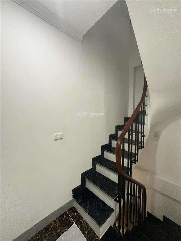 Nhà đẹp mặt hồ ô tô tránh thoáng mát gần trường gần chợ thuận tiện đi lại 6 tầng thang máy siêu đẹp