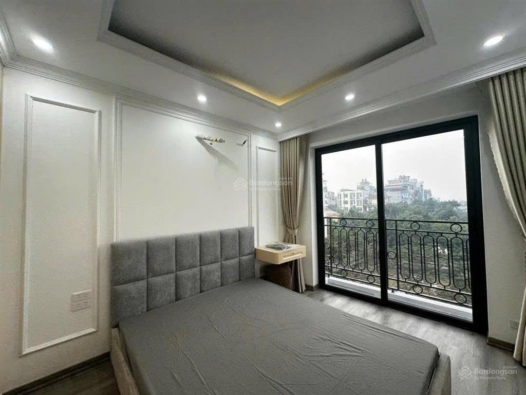 Nhà đẹp mặt hồ ô tô tránh thoáng mát gần trường gần chợ thuận tiện đi lại 6 tầng thang máy siêu đẹp