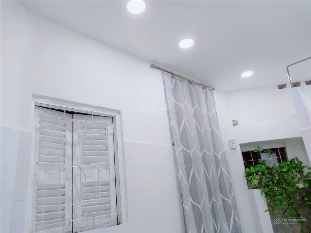 Phòng dưới đất riêng biệt, máylạnh, gác suốt, sạch đẹp, gần chợ phú lâm, tiện đi lại