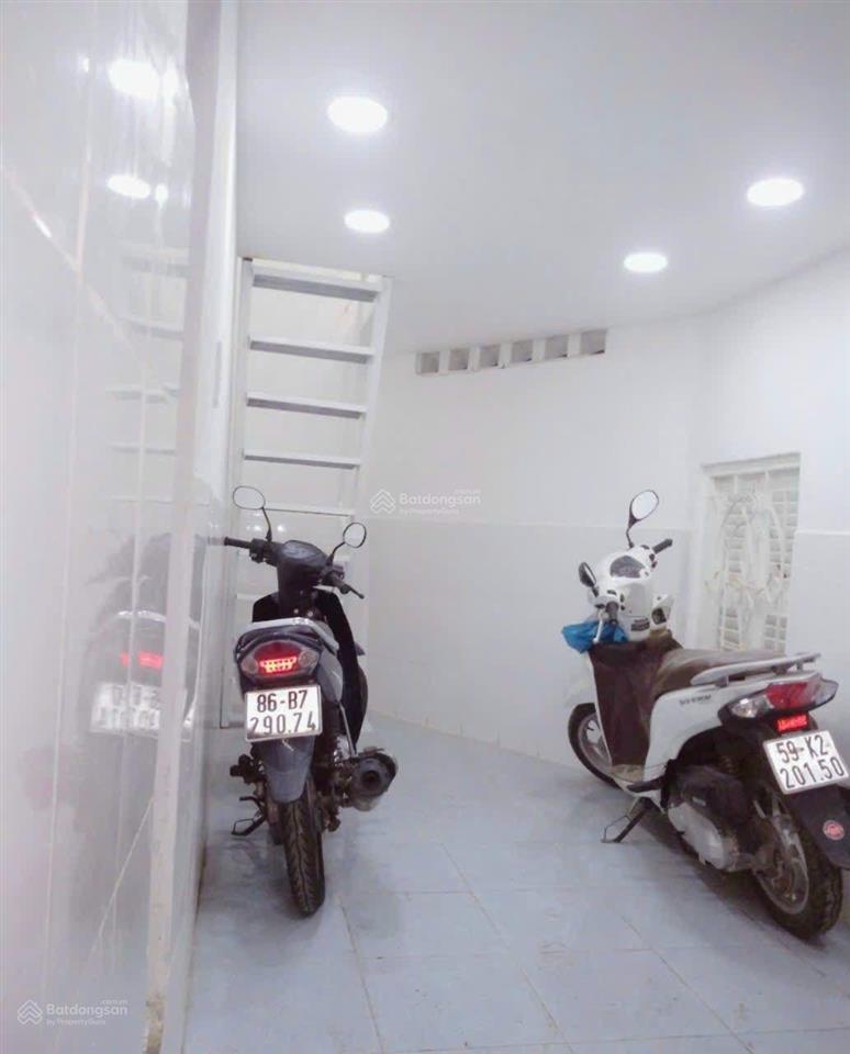 Phòng dưới đất riêng biệt, máylạnh, gác suốt, sạch đẹp, gần chợ phú lâm, tiện đi lại