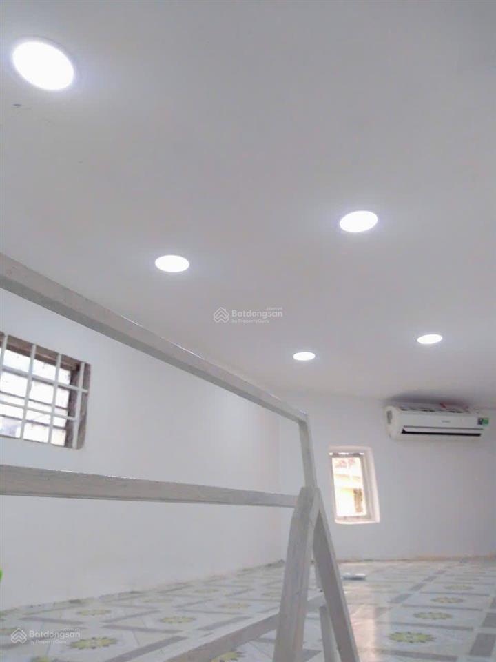 Phòng dưới đất riêng biệt, máylạnh, gác suốt, sạch đẹp, gần chợ phú lâm, tiện đi lại