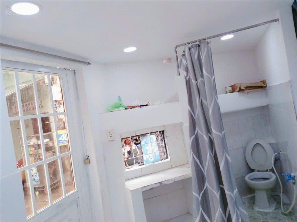 Phòng dưới đất riêng biệt, máylạnh, gác suốt, sạch đẹp, gần chợ phú lâm, tiện đi lại