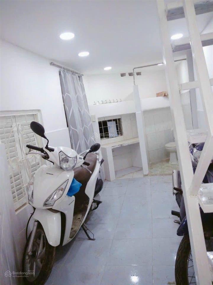 Phòng dưới đất riêng biệt, máylạnh, gác suốt, sạch đẹp, gần chợ phú lâm, tiện đi lại