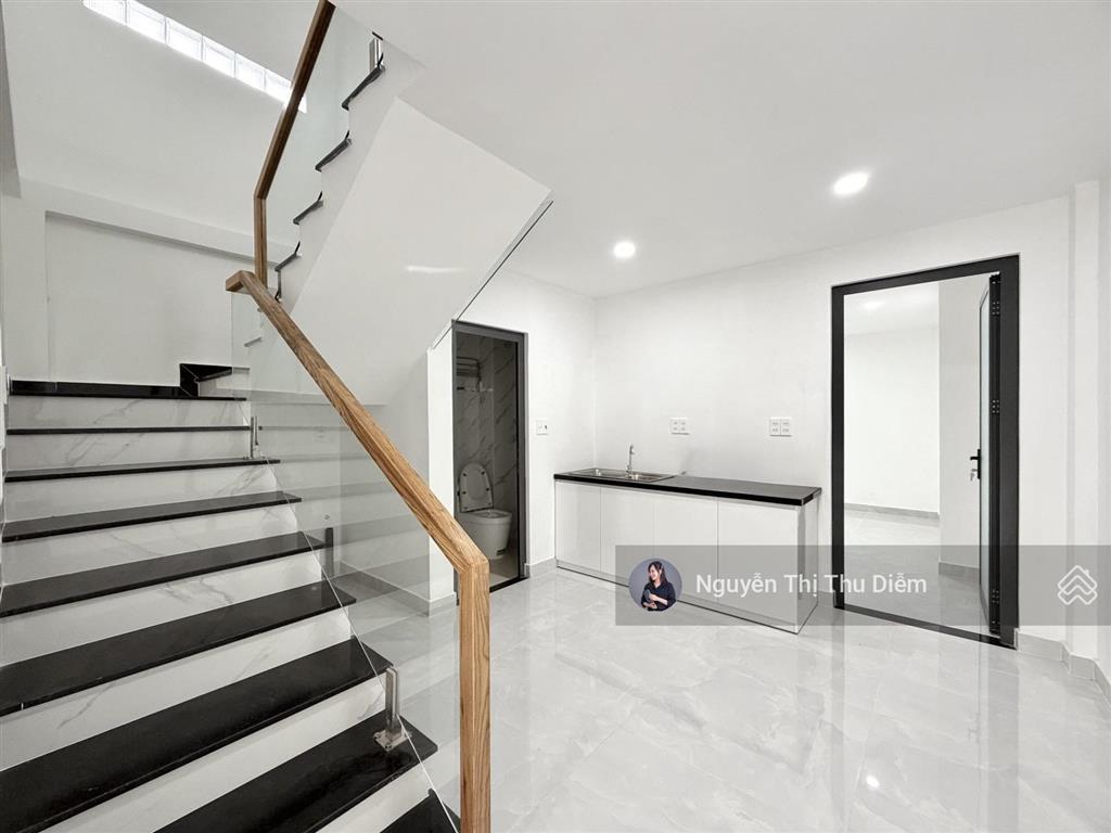 Sát mặt tiền  ngay chợ bà chiểu  66m2 (4.5x14)  2 tầng mới  3 pn  đường trước nhà 8m  7.5 tỷ