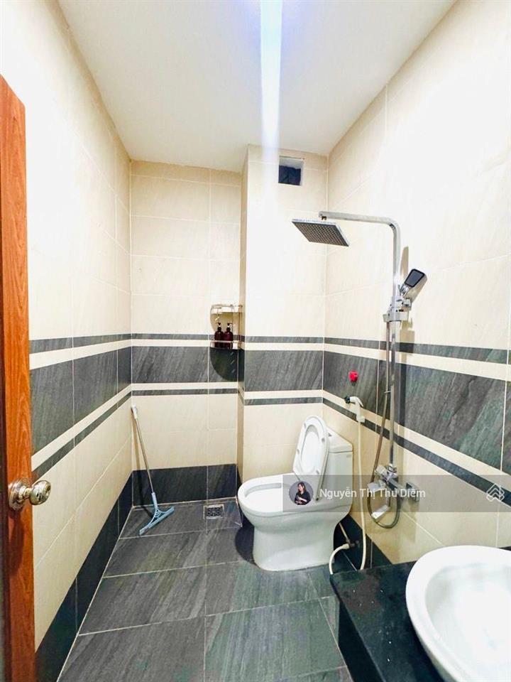 Khu vip đường hoa phú nhuận  khách sạn cc dòng tiền 200 tr/tháng  dt 91 m²  5 tầng  thang máy