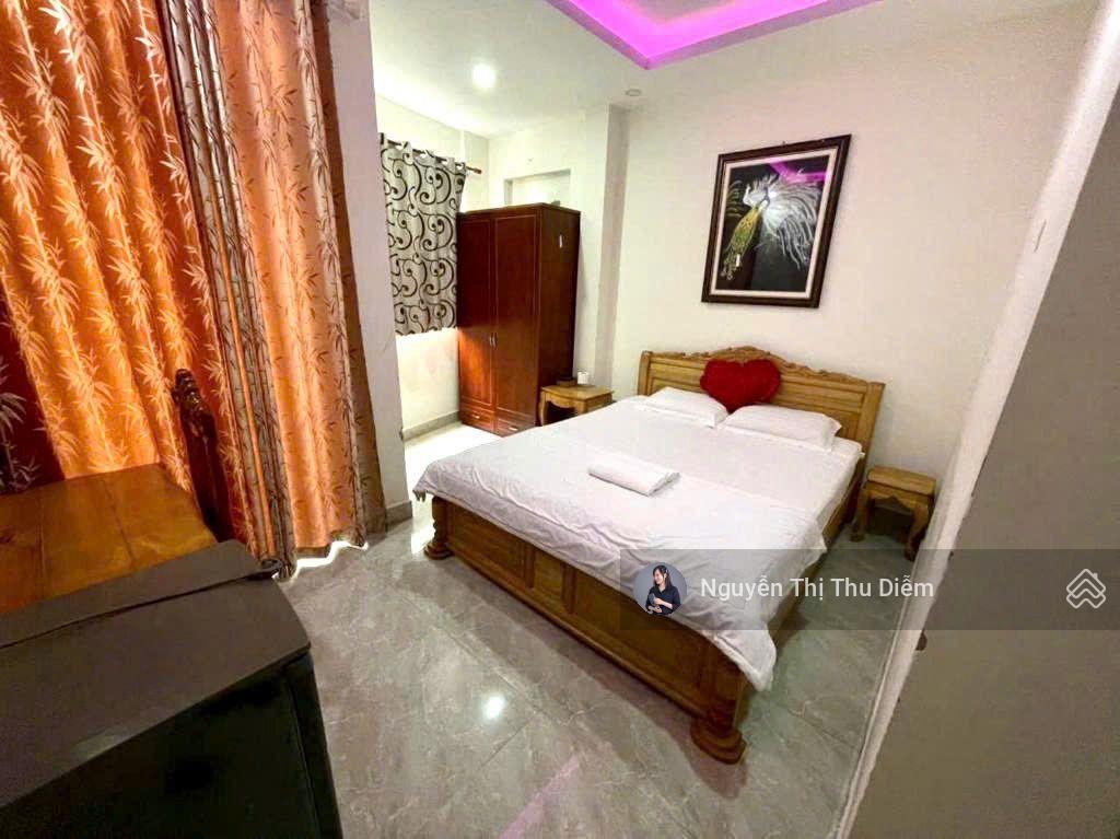 Khu vip đường hoa phú nhuận  khách sạn cc dòng tiền 200 tr/tháng  dt 91 m²  5 tầng  thang máy