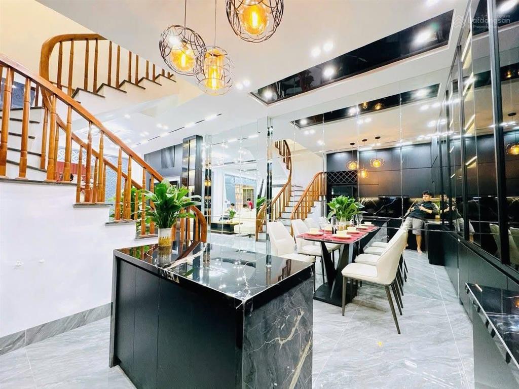 Nhà 5 tầng xây mới đầy đủ nội thất, diện tích 45m², mặt tiền 4m.