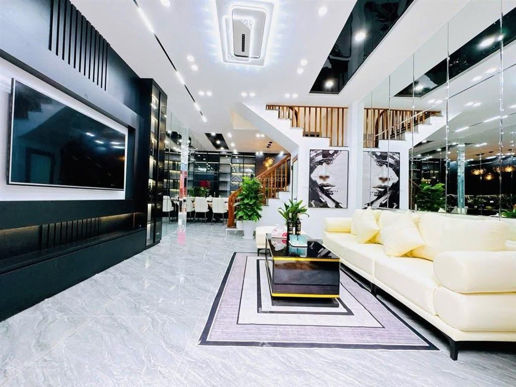 Nhà 5 tầng xây mới đầy đủ nội thất, diện tích 45m², mặt tiền 4m.
