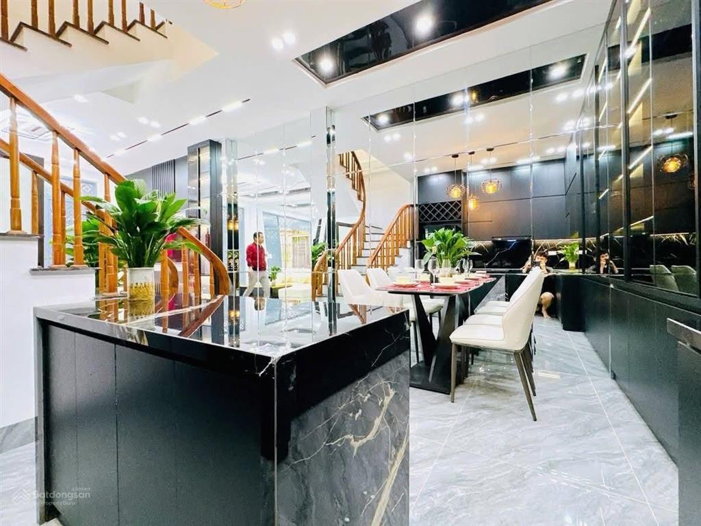 Nhà 5 tầng xây mới đầy đủ nội thất, diện tích 45m², mặt tiền 4m.
