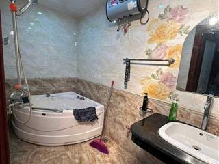 Cho thuê nhà bát khối 20 triệu/tháng,100m2 x 4 phòng ngủ khép kín thang máy,gara 2 ô tô.