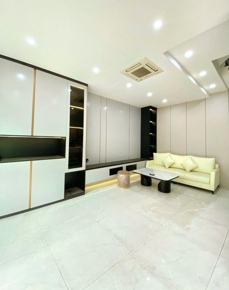 BÁN NHÀ PHƯỜNG HOÀNG LIỆT - 8.18 TỶ, 40M2 Ô TÔ ĐỖ CỬA, VÀO NHÀ.