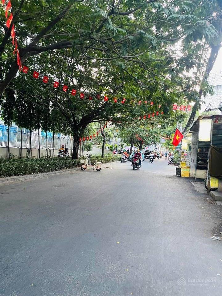 Nhà 2 tầng khu vip, ngay sau lưng giga mall, dt 100m2 nhỉnh 9tỷ, shr, vuông a4.