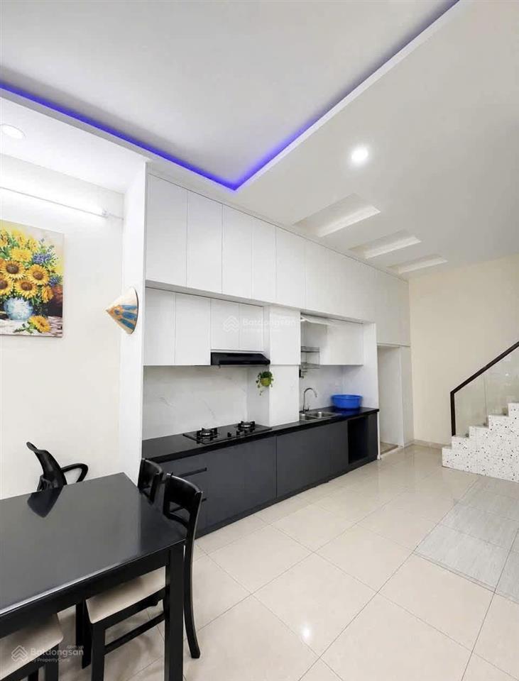 Nhà 3 tầng shr hoàn công, chỉ 6,7 tỷ tại kdc hồng long  đối diện vạn phúc.